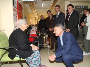 Tunceli Valisi Özkan'dan huzurevine yeni yıl ziyareti