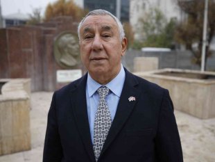 Serdar Ünsal, Dünya Azerbaycan Türkleri dayanışma gününde Karabağ'da 3 renkli Azerbaycan bayrağı dalgalanıyor