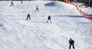 Kayak merkezlerinde kar olmayınca turistler yılbaşı için Palandöken'e yöneldi