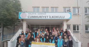 Üniversite öğrencileri, minikler için atkı ve bere ördü