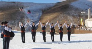 Palandöken'de turistler hem kaydı hem de bar ekibinin gösterilerini izledi
