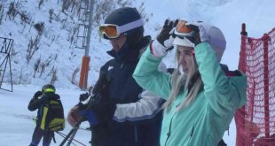 Charter seferi ile Erzurum'a gelen ilk Rus kafile Palandöken'de kayak yapmaya başladı