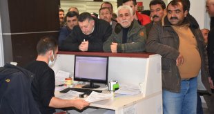 Erzurum ve Kars'ta EYT'li vatandaşlar SGK önlerinde yoğunluk oluşturdu
