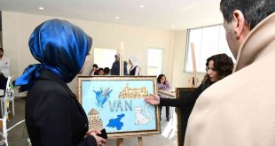 Çatak'ta kursiyerler bir yıllık emeklerini sergiledi