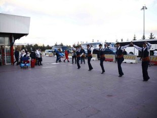 Rus turistler Erzurum'da davul zurna ile karşılandı