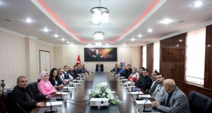 AİÇÜ Rektörü Prof. Dr. Karabulut, başarılı projeler üreten personellere teşekkür belgesi verdi