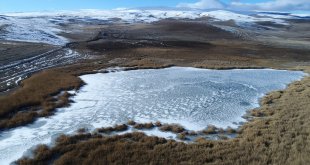 Kars'taki Lavaş Gölü tamamen dondu