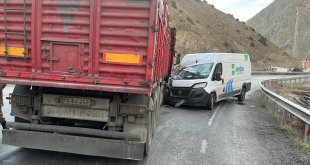 Hakkari'de tır ile minibüsün çarpıştığı kazada bir kişi yaralandı
