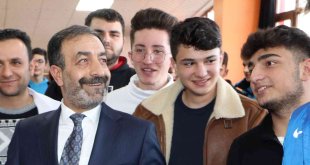 Başkan Göğebakan, liseli gençlerle bir araya geldi