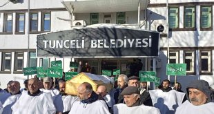 Tunceli'de köylüler, belediyeyi tabut ve kefenlerle protesto etti