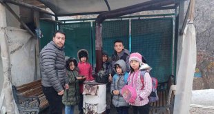 Minibüs durağına soba kurdular: Hem durak hem köy evi