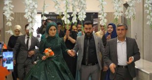 20 yıllık müzisyen kendi nişanında mikrofonu elinden bırakmadı