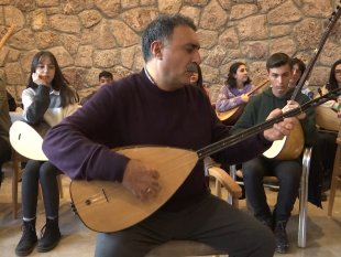 Halk müziği sanatçısı Erzincan, 4 yıldır köy köy gezerek bağlama geleneğini yaşatıyor