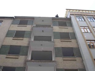 15 gündür işe gitmiyor, hırsız nöbeti tutuyor