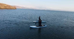 Çıldır Gölü'nde kürek sörfü drone ile görüntülendi