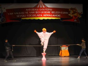 Van Büyükşehir Belediyesinden çocuklara akrobasi gösterisi