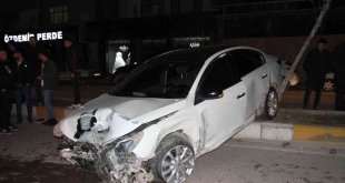 Makas atan sürücü polis aracına çarptı: 2 yaralı
