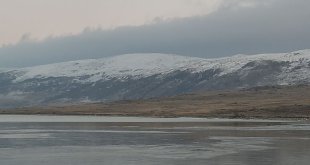 Ardahan'da Aktaş Gölü kısmen dondu
