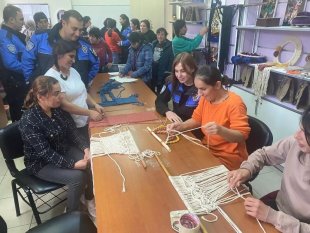 Polis ekiplerinden özel öğrencilere makrome örgü ve süsleme kursu