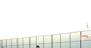 Halı saha açılış kurdelesini öğrenciler kesti