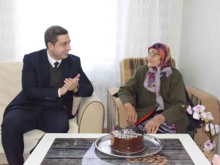 Kaymakam'dan 100 yaşına giren Şemam nineye doğum günü sürprizi