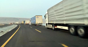 Çıldır-Aktaş Gümrük Kapısında trafik kazası sonrası tır kuyruğu oluştu