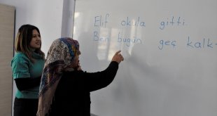 Çukurca'da kadınlar el sanatları kursuna ilgi gösteriyor