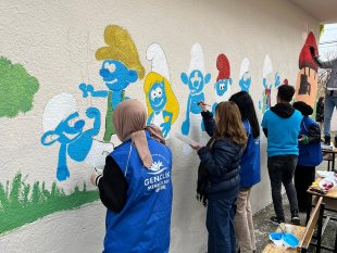 Gönüllü öğrenciler Malatya'da okulları boyuyor