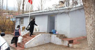 VEDAŞ'tan öğrencilere kıyafet yardımı