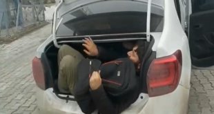 Kars'ta 14 düzensiz göçmen bir otomobilden çıktı