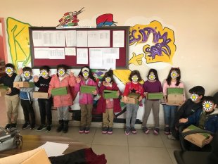 Van'da ihtiyaç sahibi çocuklara kışlık bot ve mont desteği