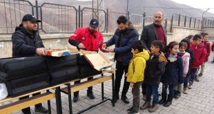 Soğuk havada çocuklara sıcak pizza ikramı