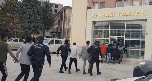 Hakkari'de iş yerlerine zarar verdikleri gerekçesiyle yakalanan 19 şüpheli adliyede