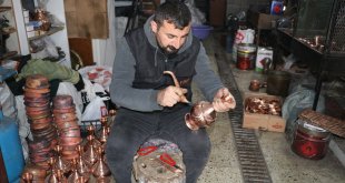 Çelik uçlu kalemlerle bakıra şekil veriyorlar