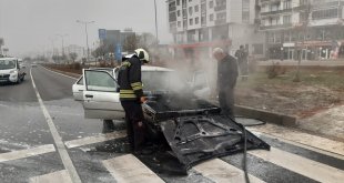 Bingöl'de trafik ışıklarında bekleyen otomobil yandı