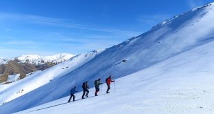 Elazığ'da dağcılar beyaza bürünen 2 bin 620 metre yüksekliğindeki Akdağ'a tırmandı