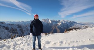 Hakkari Valisi Akbıyık, karla kaplı 3 bin 200 rakımdaki üs bölgesini ziyaret etti