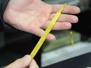 Asırlık tespihine gözü gibi bakıyor