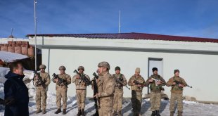 Karlı üs bölgelerinde vatan nöbeti