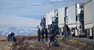 Tır yoğunluğu yaşanan Çıldır-Aktaş Gümrük Kapısı yolunda 7 kamyon çöp toplandı