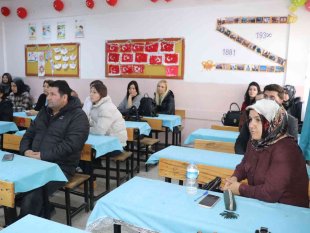 Ağrı'da veliler çocuklarıyla aynı sıralarda ders görüyor