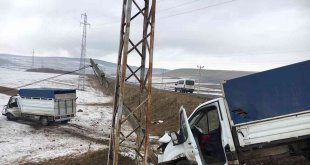 Ardahan'da 2 kamyonet çarpıştı: 4 yaralı