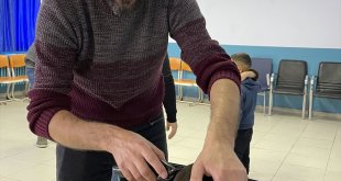 Ardahan'da gönüllüler bu yıl 700 köy çocuğunu canlı müzik eşliğinde tıraş etti