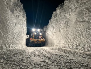 Yüksekova'da 6 metreyi geçen kar tünelleri şaşırtıyor