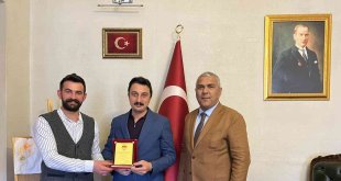 Kars 36 Spor yönetiminden Alibeyoğlu'na plaket