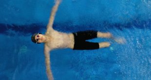 Ağrılı özel sporcu Furkan, milli forma hayaliyle kulaç atıyor