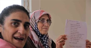 Ayşe teyze, engelli çocuğunu götürdüğü özel eğitim okulunda okuma yazma öğrendi