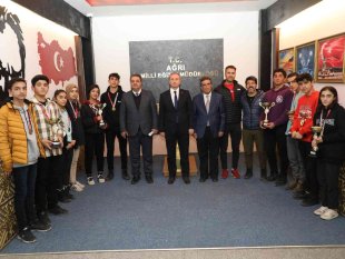Ağrı Milli Eğitim Müdürü Kökrek, başarılı sporcularla bir araya geldi