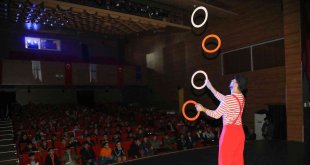 Vanlı çocuklar akrobasi gösterisinde gönüllerince eğlendi