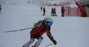 Kayakseverler Türkiye'nin en erken açılan kayak pistine akın etti